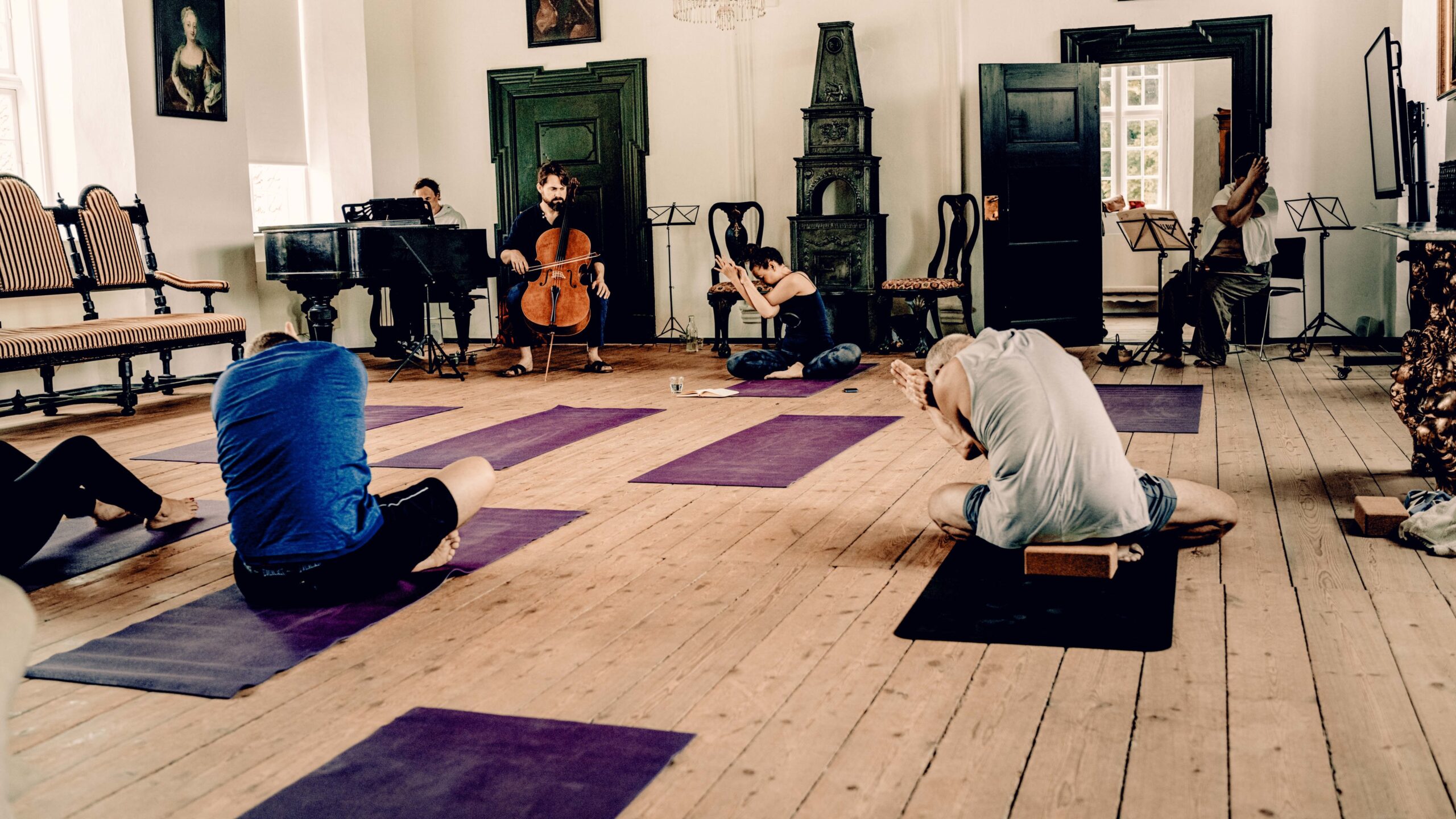 Nørre Vosborg: Godmorgen-yoga for alle med musik
